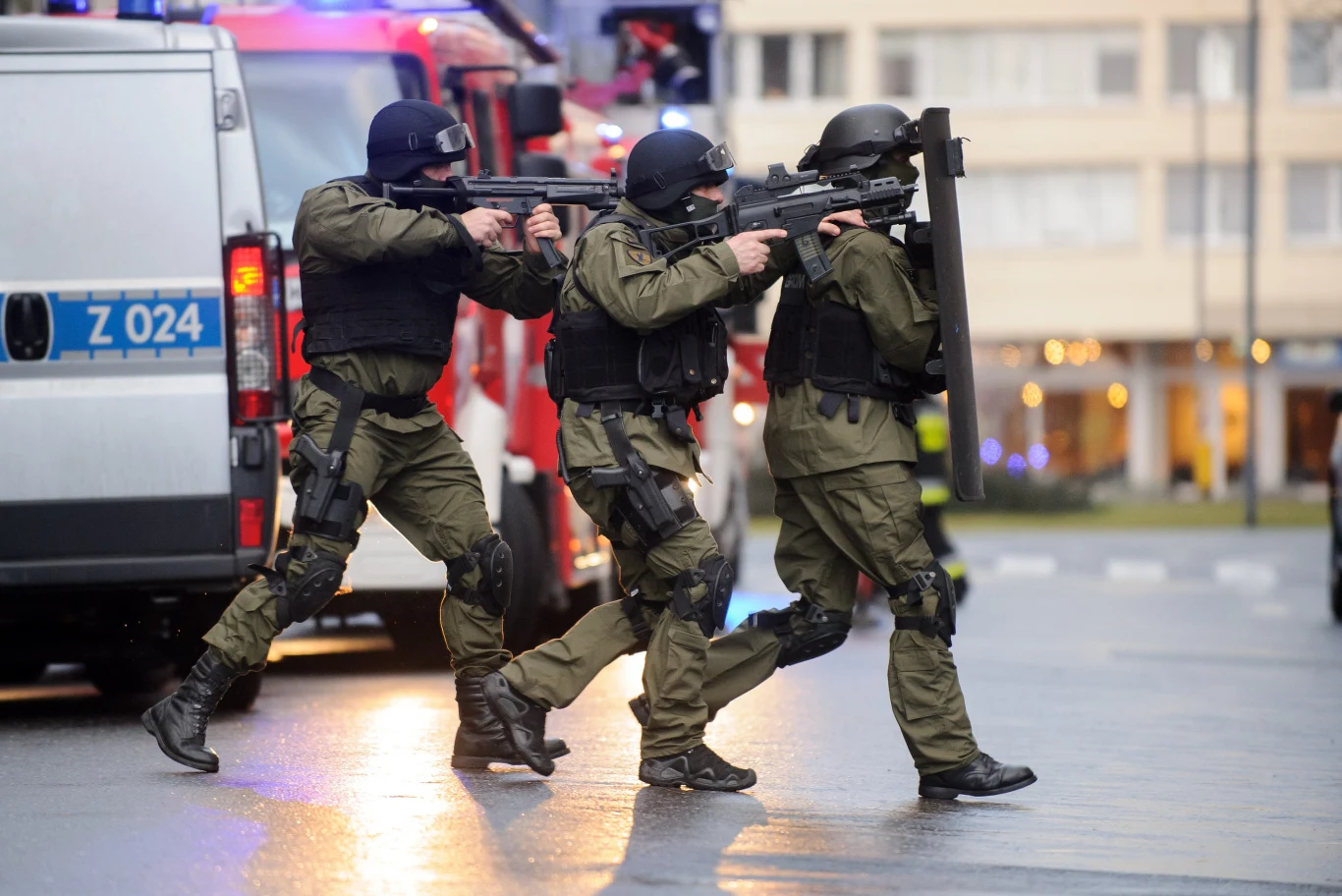 Polacy zamierzają przekonać IW do tego, by w następnej aktualizacji tworu pojawiła się możliwość grania żołnierzem GROM-u. Polacy zamierzają przekonać IW do tego, by w następnej aktualizacji tworu pojawiła się możliwość grania żołnierzem GROM-u.