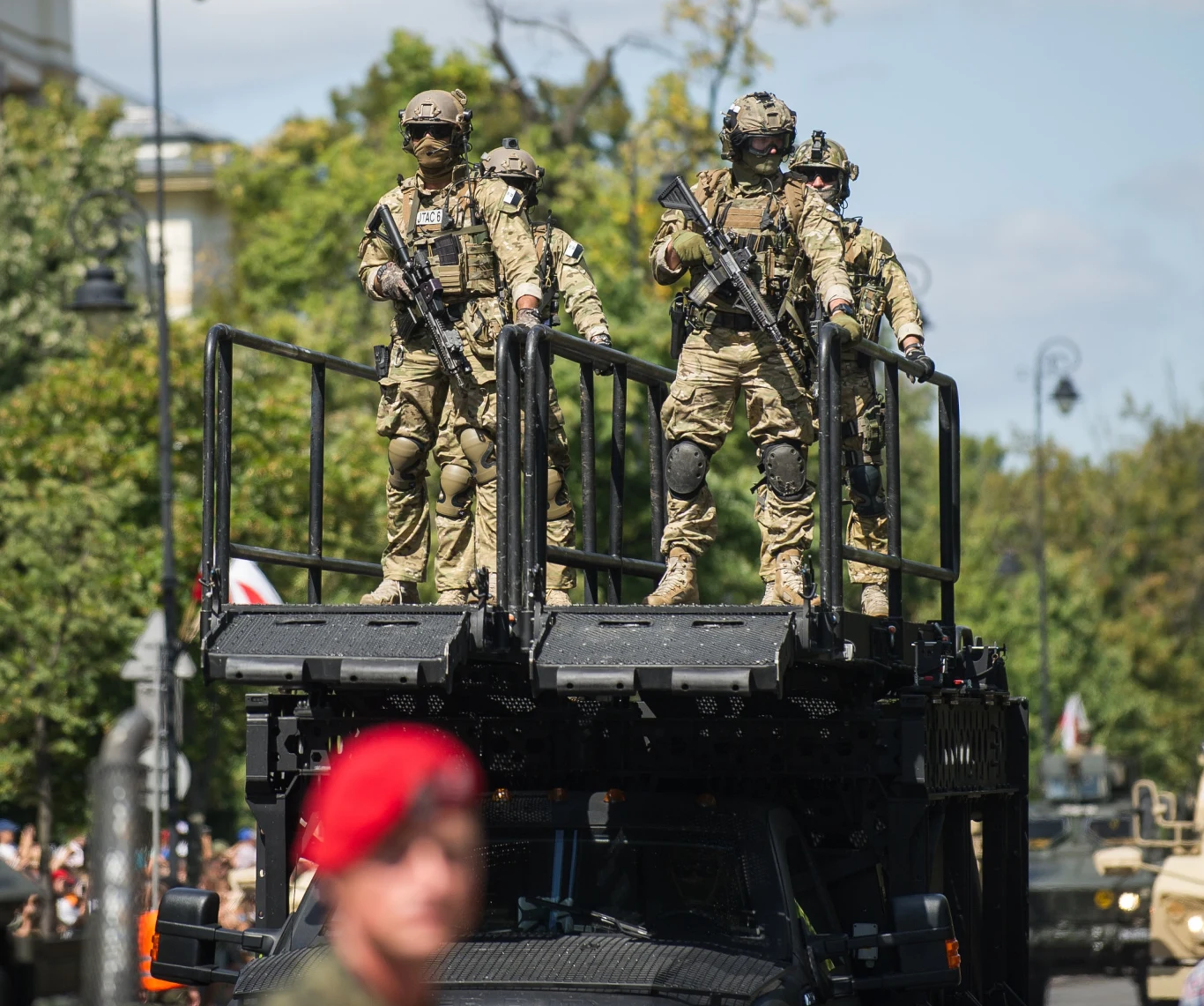 Polskiej jednostki nie pominięto również w Rainbow Six: Siege. Mianowicie do produkcji wprowadzono dwie polskie postacie – Elę i Zofię Bosak. Obie znalazły się w R6 już w 2017 roku. Fikcyjne postacie są modelowane właśnie jako żołnierze GROMU. Polskiej jednostki nie pominięto również w Rainbow Six: Siege. Mianowicie do produkcji wprowadzono dwie polskie postacie – Elę i Zofię Bosak. Obie znalazły się w R6 już w 2017 roku. Fikcyjne postacie są modelowane właśnie jako żołnierze GROMU.