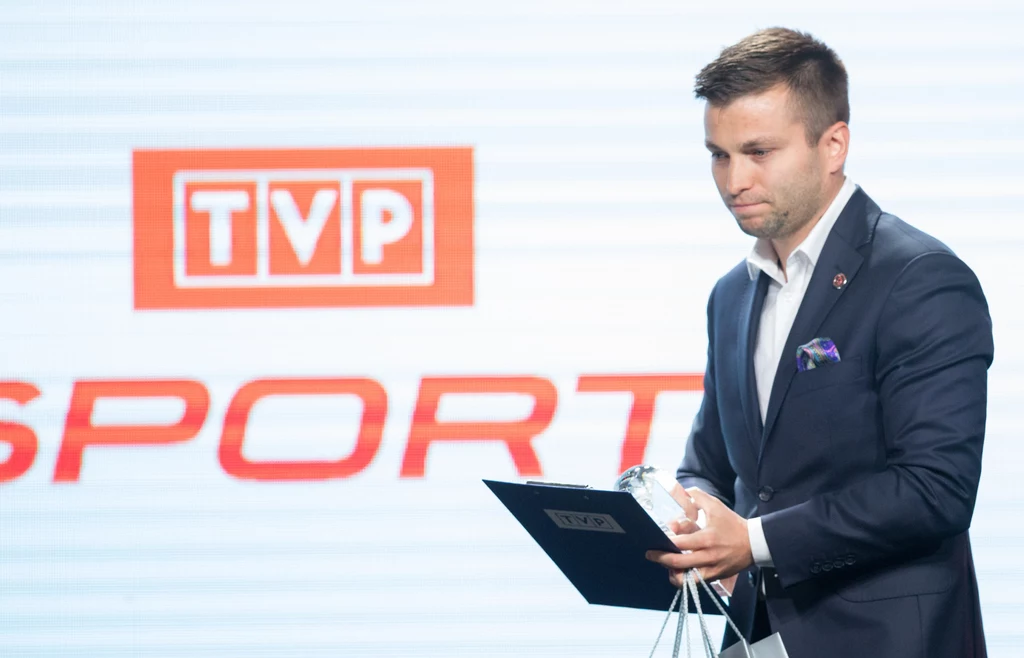 Wydawało się, że esport znajduje coraz więcej miejsca w polskiej telewizji. Polsat oraz Telewizja Publiczna zaczęły poświęcać coraz więcej czasu antenowego, by pokazywać wirtualne rozgrywki. Wydawało się, że esport znajduje coraz więcej miejsca w polskiej telewizji. Polsat oraz Telewizja Publiczna zaczęły poświęcać coraz więcej czasu antenowego, by pokazywać wirtualne rozgrywki.