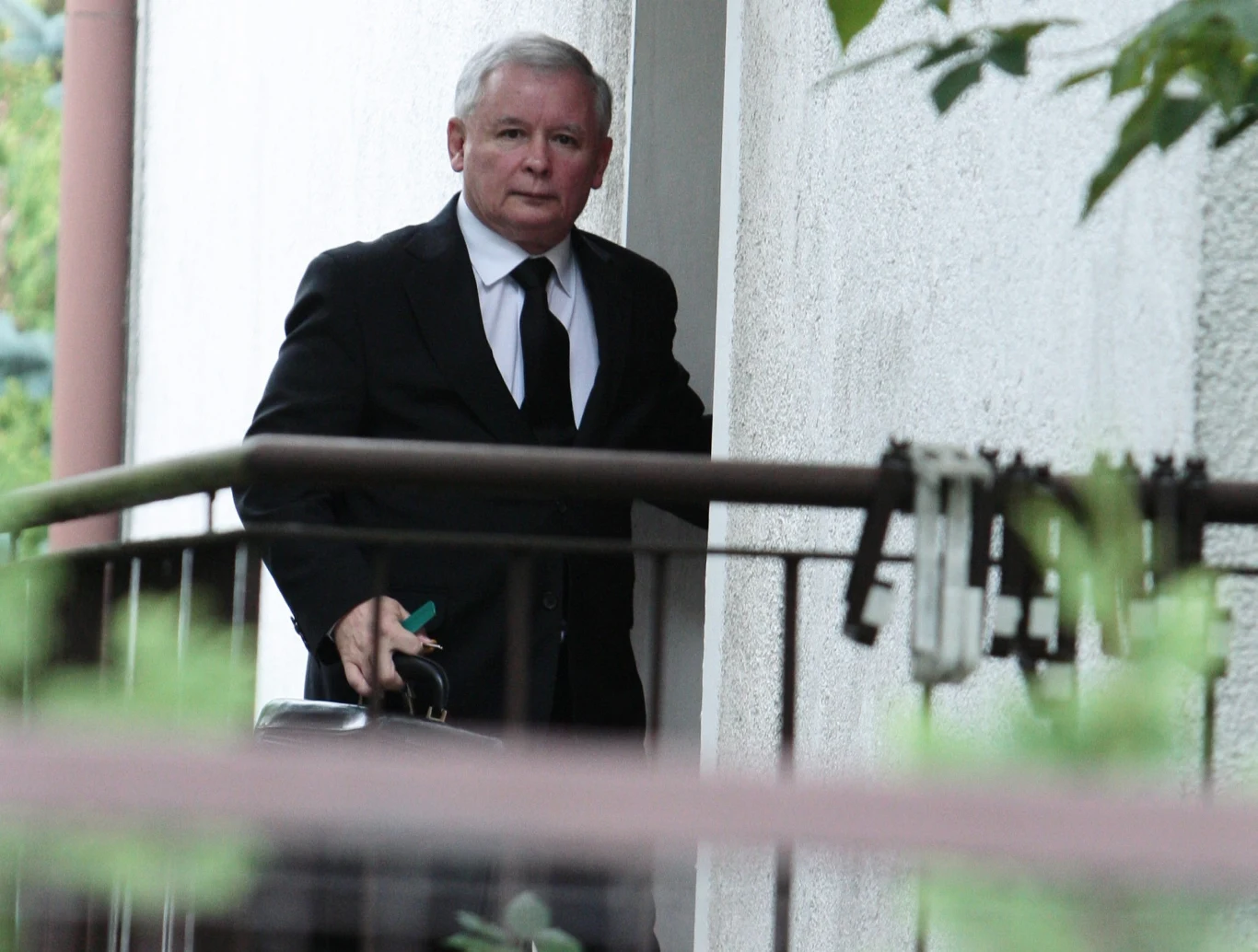 Jarosław Kaczyński przed domem Jarosław Kaczyński przed domem