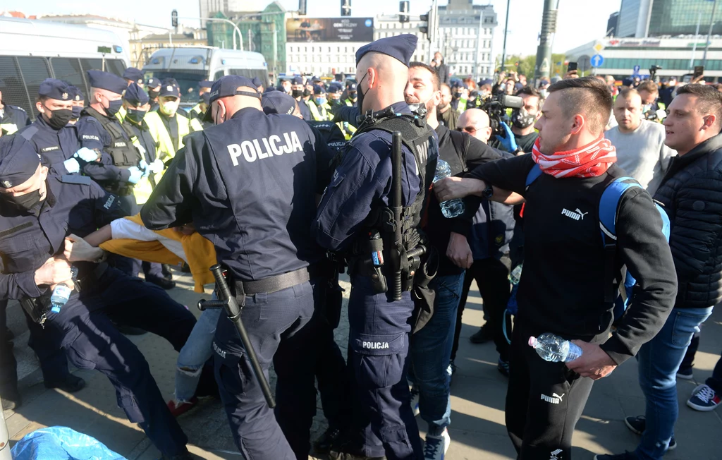 Wskazał, że chodzi o paragraf 54 kodeksu wykroczeń, mówiący o naruszaniu przepisów o zachowywaniu się w miejscach publicznych. Wskazał, że chodzi o paragraf 54 kodeksu wykroczeń, mówiący o naruszaniu przepisów o zachowywaniu się w miejscach publicznych.