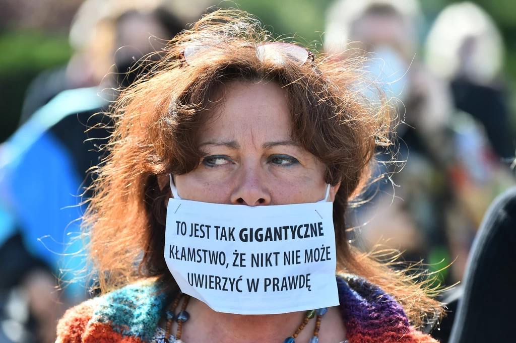"Pomoc jest fikcją" - zauważyła inna uczestniczka protestu. "Złożyliśmy wnioski, nie ma dostępu do urzędników, telefonów nie odbierają. Zostaliśmy praktycznie z niczym" - relacjonowała 7 maja w rozmowie z RMF FM. "Pomoc jest fikcją" - zauważyła inna uczestniczka protestu. "Złożyliśmy wnioski, nie ma dostępu do urzędników, telefonów nie odbierają. Zostaliśmy praktycznie z niczym" - relacjonowała 7 maja w rozmowie z RMF FM.