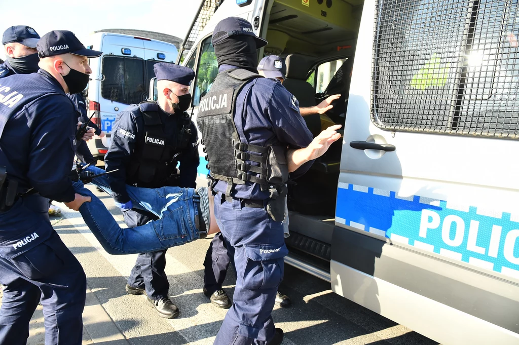 "Nie mamy pieniędzy na chleb, nie możemy pracować" - powiedział w czwartek rozmowie z reporterem RMF FM jeden z protestujących - przedsiębiorca z branży rozrywkowej. "Nie mamy pieniędzy na chleb, nie możemy pracować" - powiedział w czwartek rozmowie z reporterem RMF FM jeden z protestujących - przedsiębiorca z branży rozrywkowej.