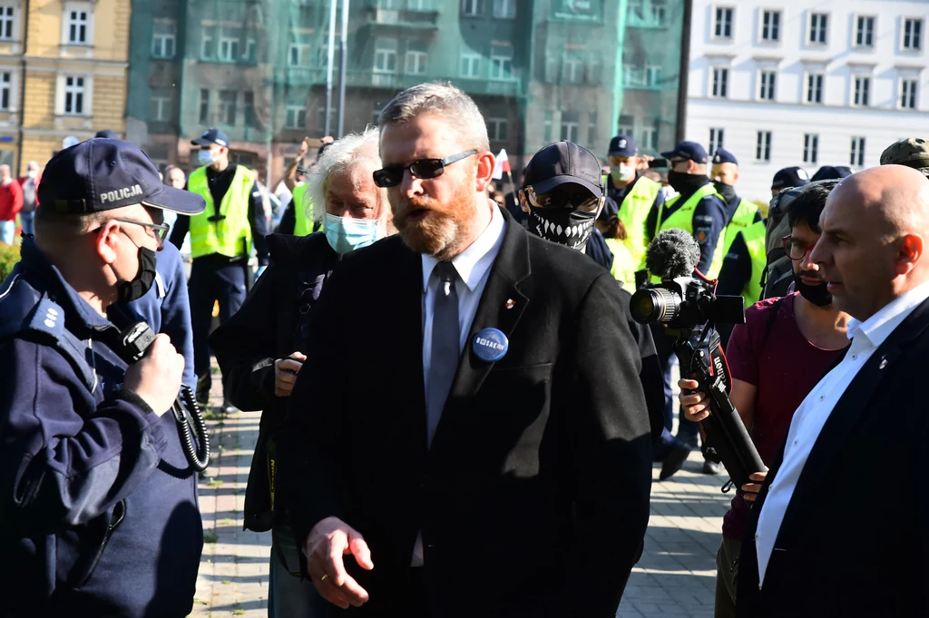 Wśród nich jest m.in. poseł Konfederacji Grzegorz Braun, który ocenił, że zgromadzenie ma charakter pokojowy i wezwał funkcjonariuszy do niestosowania przemocy. Wśród nich jest m.in. poseł Konfederacji Grzegorz Braun, który ocenił, że zgromadzenie ma charakter pokojowy i wezwał funkcjonariuszy do niestosowania przemocy.