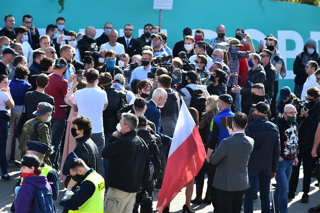 Grupa osób uczestniczących w proteście przedsiębiorców zebrała się na ul. Emilii Plater między Dworcem Centralnym a Pałacem Kultury. Grupa osób uczestniczących w proteście przedsiębiorców zebrała się na ul. Emilii Plater między Dworcem Centralnym a Pałacem Kultury.
