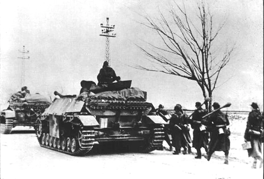 Zdjęcie z kwietnia 1945 roku pokazujące niemieckich żołnierzy Wehrmachtu na polach bitew Seelower Hoehen Zdjęcie z kwietnia 1945 roku pokazujące niemieckich żołnierzy Wehrmachtu na polach bitew Seelower Hoehen