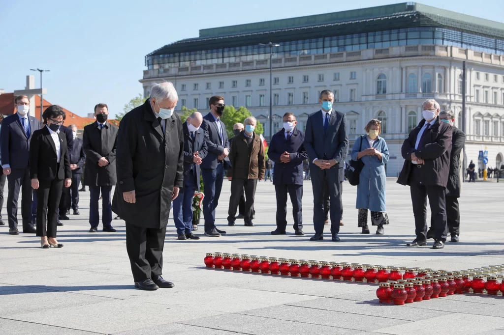 Prezes PiS Jarosław Kaczyński składa kwiaty przed przed pomnikiem Ofiar Tragedii Smoleńskiej na pl. Piłsudskiego w Warszawie z okazji miesięcznicy katastrofy smoleńskiej Prezes PiS Jarosław Kaczyński składa kwiaty przed przed pomnikiem Ofiar Tragedii Smoleńskiej na pl. Piłsudskiego w Warszawie z okazji miesięcznicy katastrofy smoleńskiej