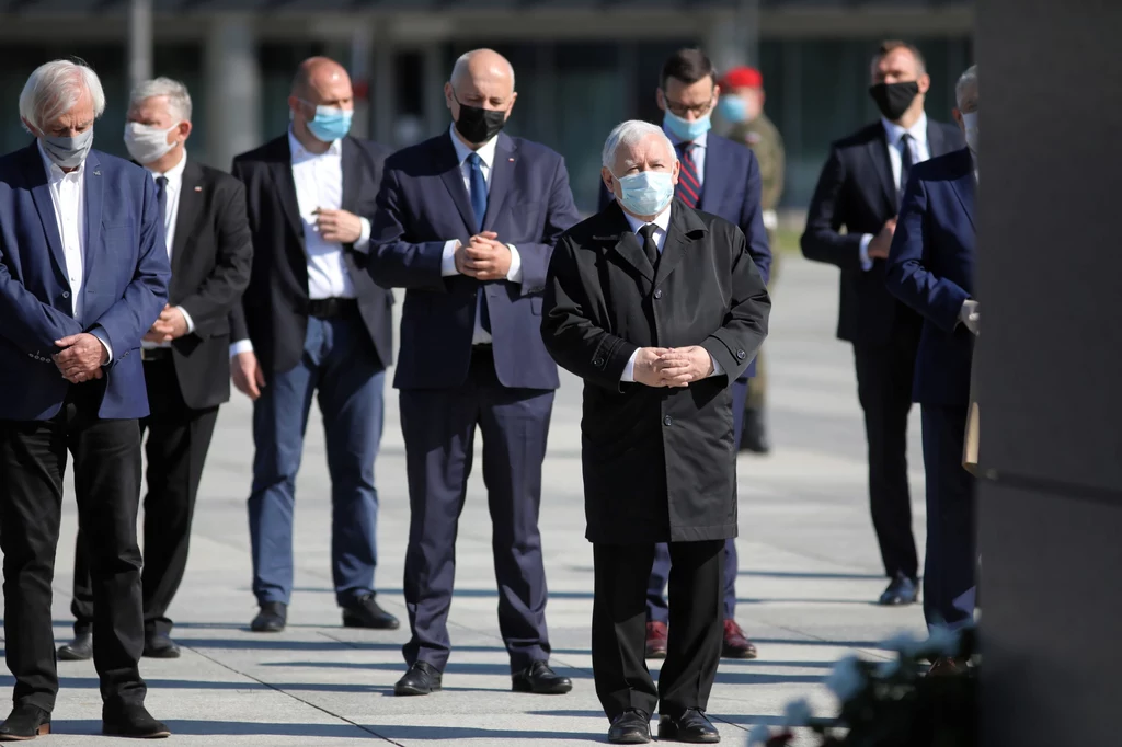 Prezes PiS Jarosław Kaczyński, premier Mateusz Morawiecki, wicemarszałek Sejmu Ryszard Terlecki, poseł PiS Marek Suski oraz europoseł PiS Joachim Brudziński przed pomnikiem Ofiar Tragedii Smoleńskiej na pl. Piłsudskiego w Warszawie z okazji miesięcznicy katastrofy smoleńskiej Prezes PiS Jarosław Kaczyński, premier Mateusz Morawiecki, wicemarszałek Sejmu Ryszard Terlecki, poseł PiS Marek Suski oraz europoseł PiS Joachim Brudziński przed pomnikiem Ofiar Tragedii Smoleńskiej na pl. Piłsudskiego w Warszawie z okazji miesięcznicy katastrofy smoleńskiej