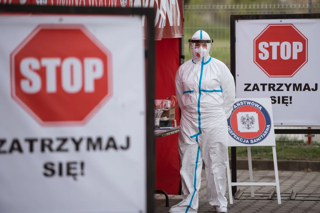 Mobilny punkt poboru wymazów w ramach testów na obecność wirusa SARS-COV-2 na Dolnym Śląsku; zdj. ilustracyjne Mobilny punkt poboru wymazów w ramach testów na obecność wirusa SARS-COV-2 na Dolnym Śląsku; zdj. ilustracyjne