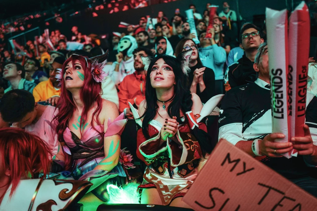 Jest to waluta w grze League of Legends, za którą możemy kupić skórki oraz inne akcesoria wizualne, które upiększają wygląd gry. Jest to waluta w grze League of Legends, za którą możemy kupić skórki oraz inne akcesoria wizualne, które upiększają wygląd gry.