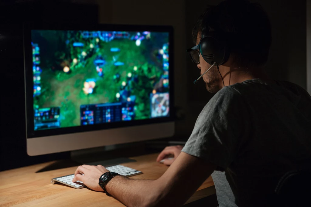 Alior Bank przy współpracy z MasterCard wyda serię kart z wizerunkiem „Ashe” – jednej z postaci z gry League of Legends. Będzie ona dostępna dla obecnych i nowych klientów banku. Alior Bank przy współpracy z MasterCard wyda serię kart z wizerunkiem „Ashe” – jednej z postaci z gry League of Legends. Będzie ona dostępna dla obecnych i nowych klientów banku.