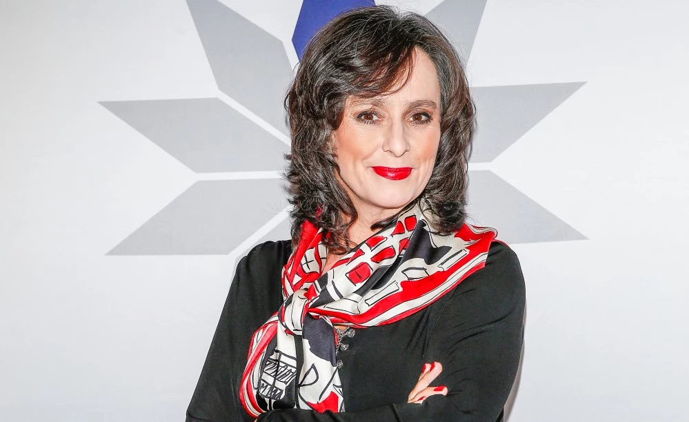 Anna Korcz szykowną apaszkę związała luźno wokół szyi. Połączenie neutralnych kolorów z wyrazistą czerwienią na ustach i apaszce okazało się strzałem w dziesiątkę. Znana aktorka w tej stylizacji wyglądała nie tylko niezwykle seksownie, ale zarazem elegancko. Jak widać, nie trzeba odsłaniać zbyt wiele, by wyglądać atrakcyjnie i kobieco. Anna Korcz szykowną apaszkę związała luźno wokół szyi. Połączenie neutralnych kolorów z wyrazistą czerwienią na ustach i apaszce okazało się strzałem w dziesiątkę. Znana aktorka w tej stylizacji wyglądała nie tylko niezwykle seksownie, ale zarazem elegancko. Jak widać, nie trzeba odsłaniać zbyt wiele, by wyglądać atrakcyjnie i kobieco.