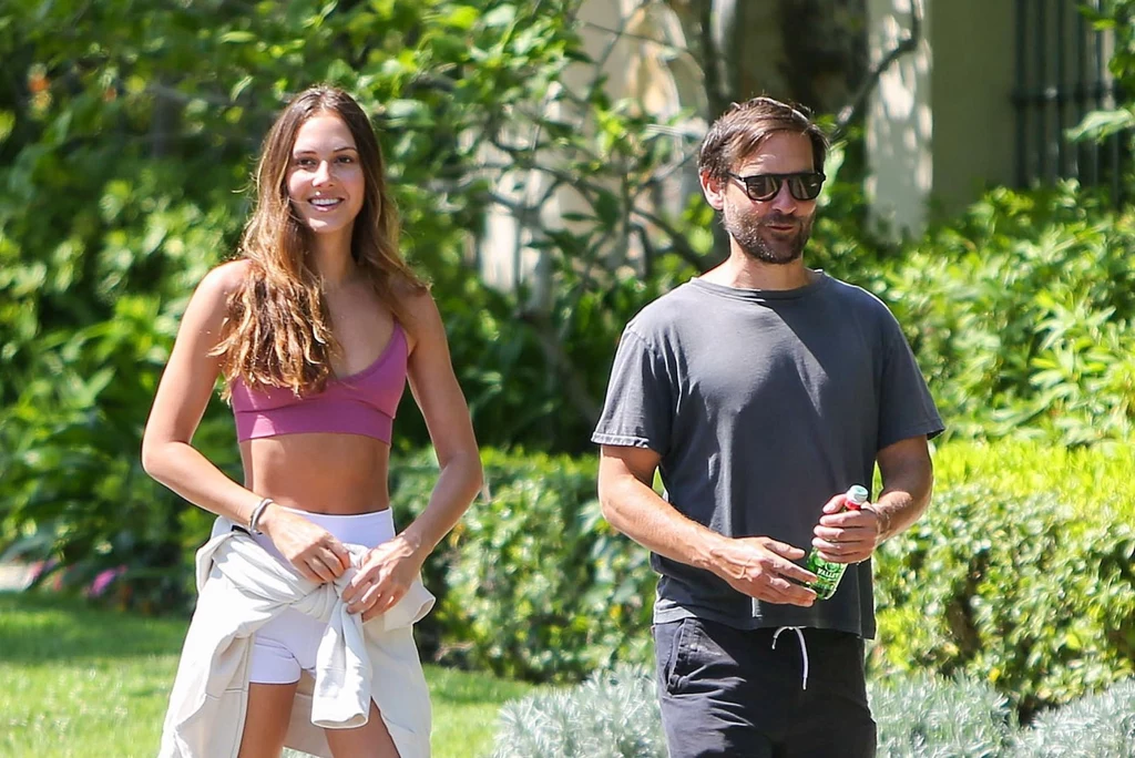 Niedawno para postanowiła wybrać się na wspólny spacer po ulicach Los Angeles. Tobey Maguire i jego partnerka zostali na nim przyłapani przez fotoreporterów. Wyglądali na naprawdę szczęśliwych! Niedawno para postanowiła wybrać się na wspólny spacer po ulicach Los Angeles. Tobey Maguire i jego partnerka zostali na nim przyłapani przez fotoreporterów. Wyglądali na naprawdę szczęśliwych!