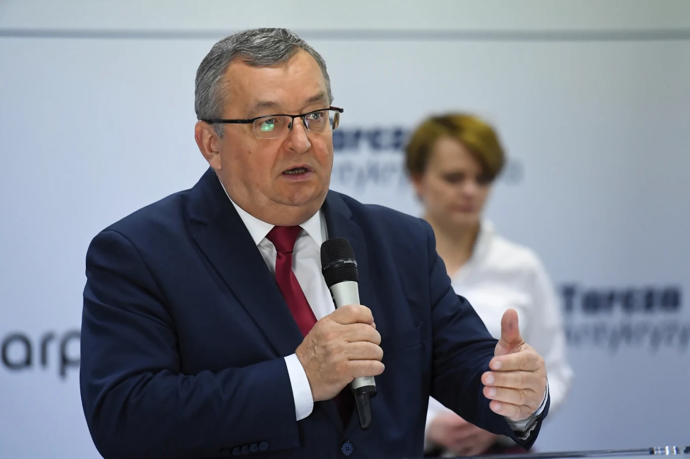Minister infrastruktury Andrzej Adamczyk (L)