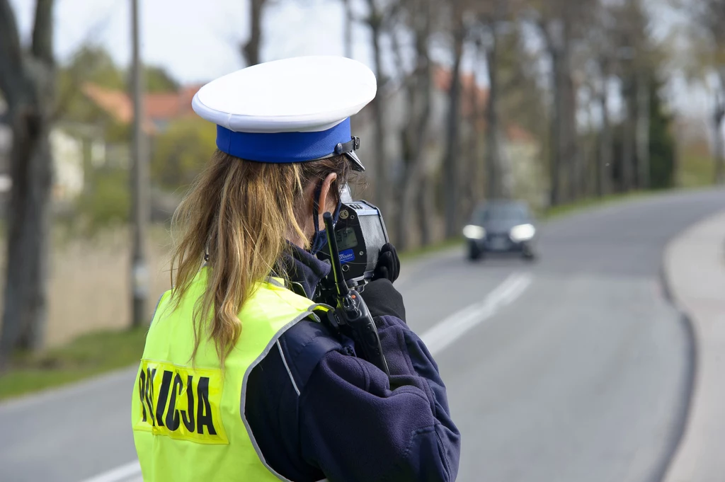 W takiej sytuacji problem błędnego pomiaru raczej nie wystąpi. Jednak w nieoznakowanych radiowozach pomiar odbywa się na "na oko"