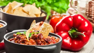 Chili con carne z fasolą i kolendrą