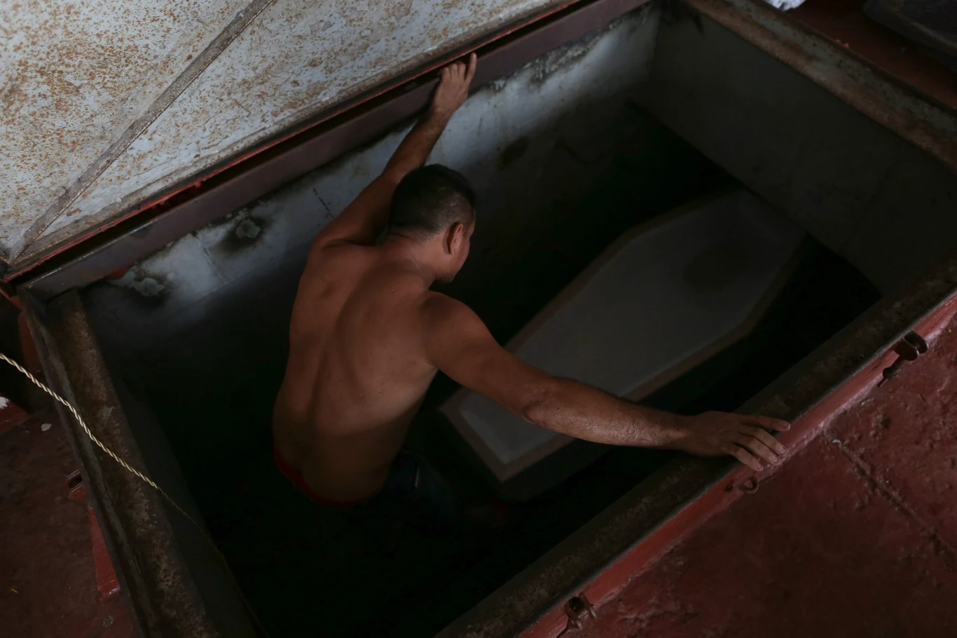 Prócz okrętu szpitalnego do Manaus dotarł bardziej makabryczny statek. Ze względu na brak trumien, rząd wysłał do Manaus ich transport. Przywiózł jest statek, który na co dzień przewozi turystów i obsługuje ruch pasażerski na Amazonce.