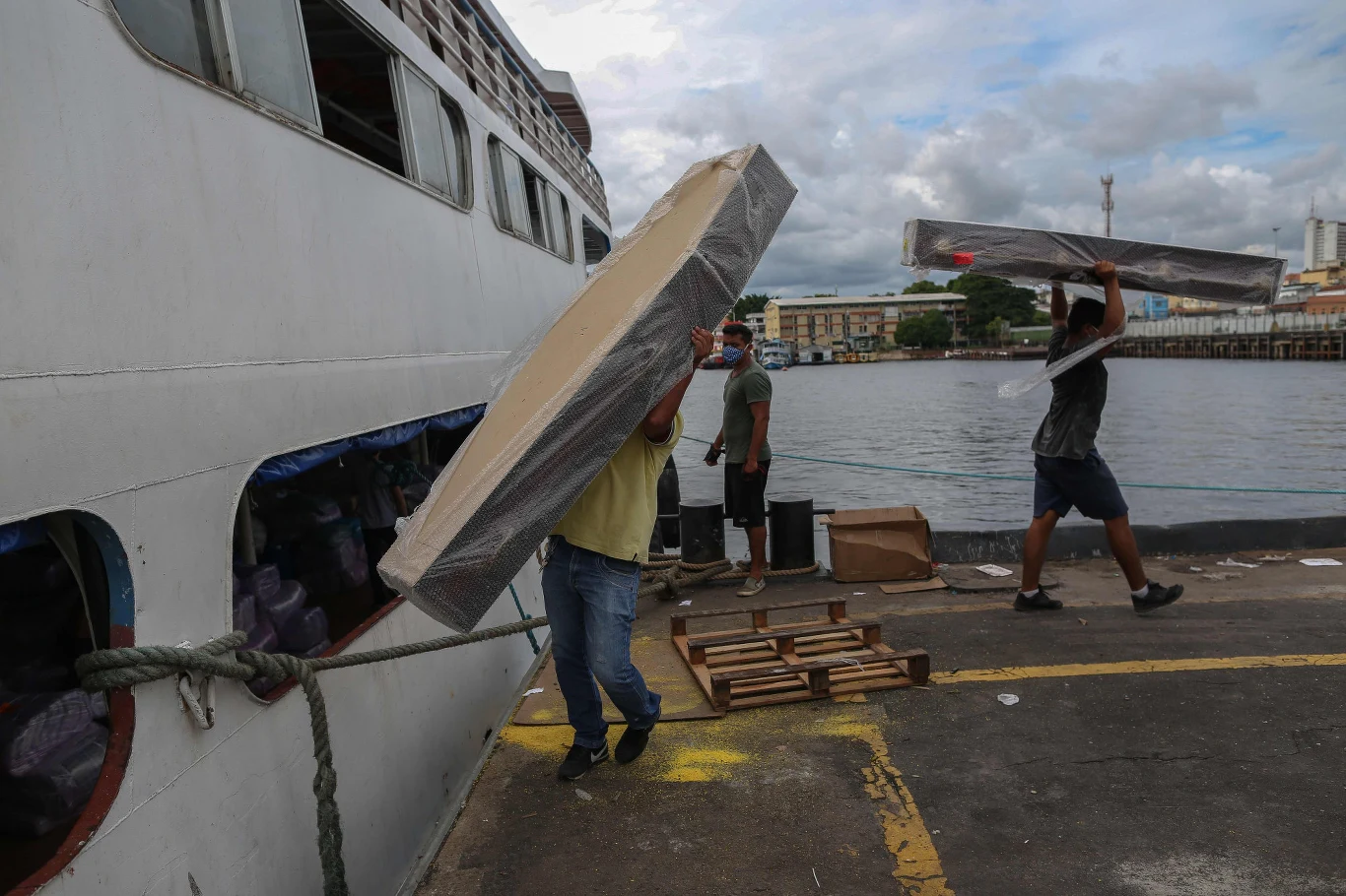 Pandemia spowodowała, że wiele miejskich szpitali publicznych jest przepełnionych. I choć okręty szpitalne nie są olbrzymami, to każda pomoc się przyda.