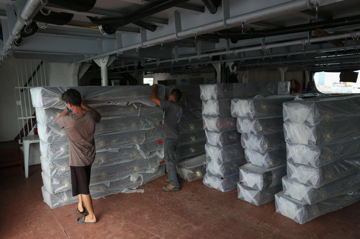 Pojawiły się szokujące zdjęcia koparek kopiących masowe groby na cmentarzu Parque Taruma, gdzie układano kartonowe trumny jedna na drugiej.