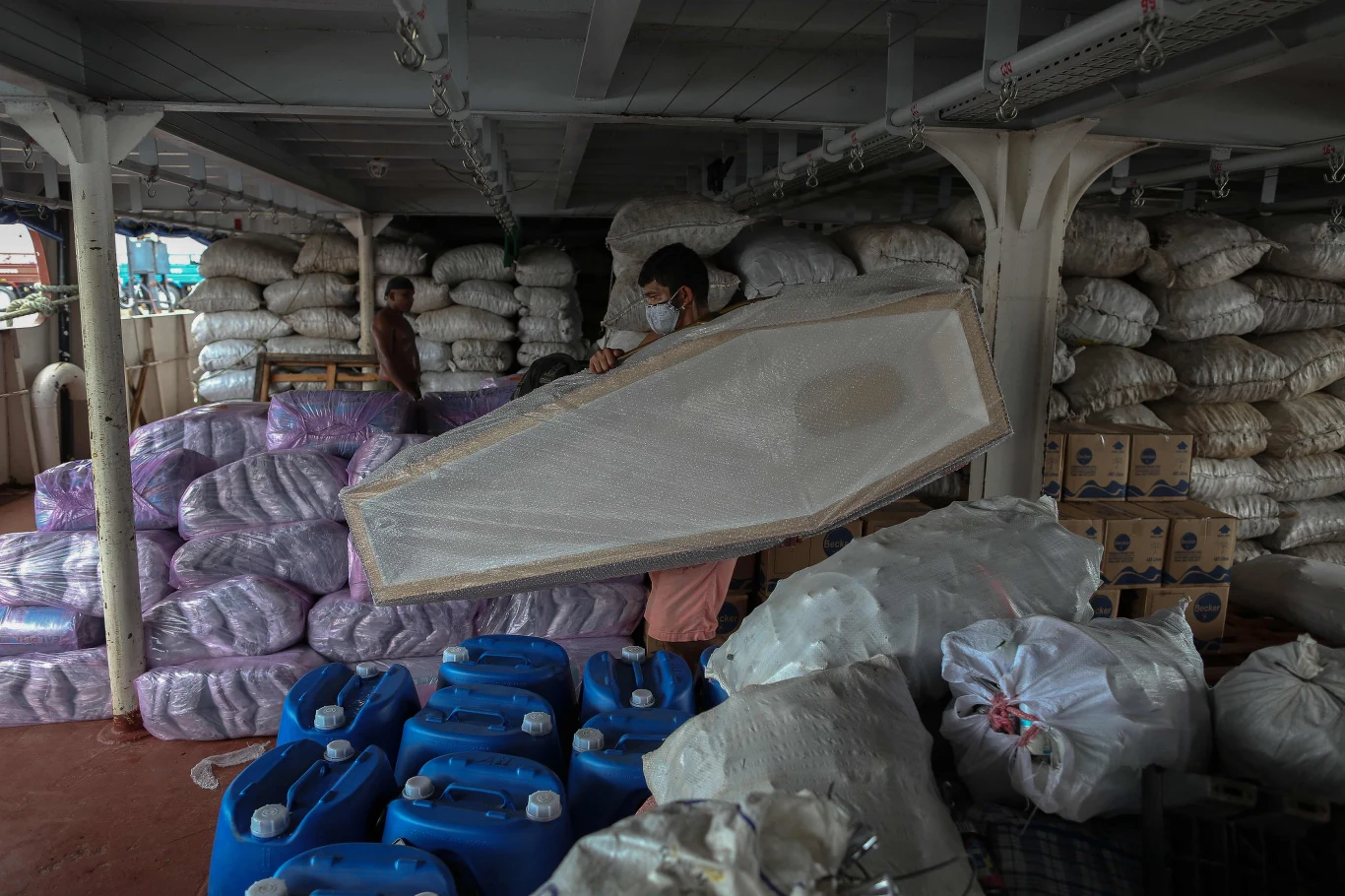 Władze regionu są przekonane, że takich transportów będzie w przyszłości więcej. Szczyt zachorowań ma dopiero nadejść. 