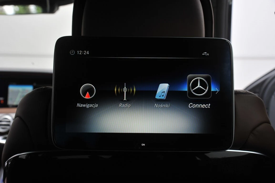 Za dodatkowe 13 549 zł klasa S może mieć system multimedialny z tyłu.