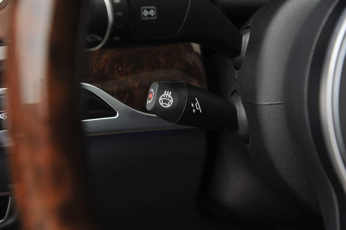 Elektryczne ustawianie kolumny kierownicy z funkcją ułatwiania wsiadania należy do wyposażenia seryjnego. Za dopłatą jej wieniec może być podgrzewany (w pakiecie z ogrzewaniem przednich i tylnych podłokietników).