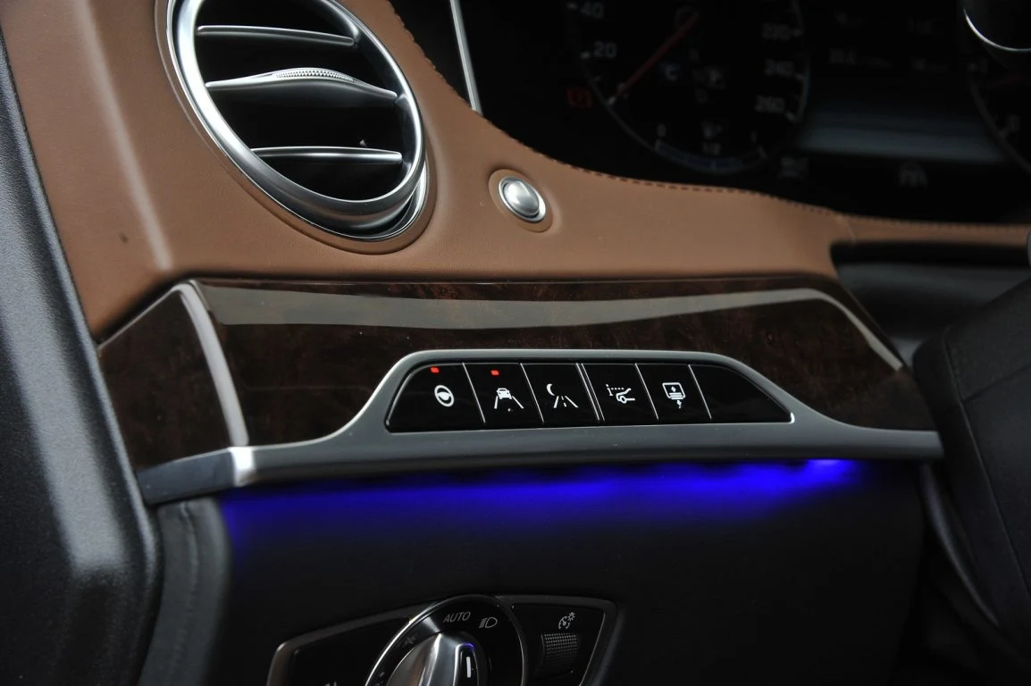 Rząd przycisków pod lewym nawiewem służy do obsługi m.in. asystenta pasa, kamery noktowizyjnej, ekranu head-up czy rolety tylnej szyby.