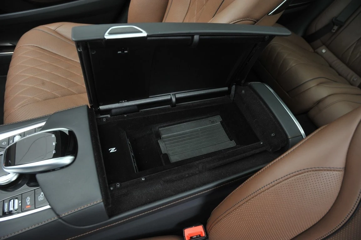 Bezprzewodową ładowarkę do telefonów umieszczono w podłokietniku, co nie jest najwygodniejszym rozwiązaniem.