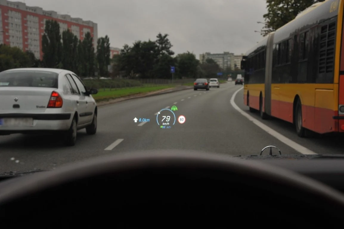 Kolorowy ekran typu head-up wyświetla aktualną i dozwoloną prędkość oraz informacje z tempomatu i nawigacji.