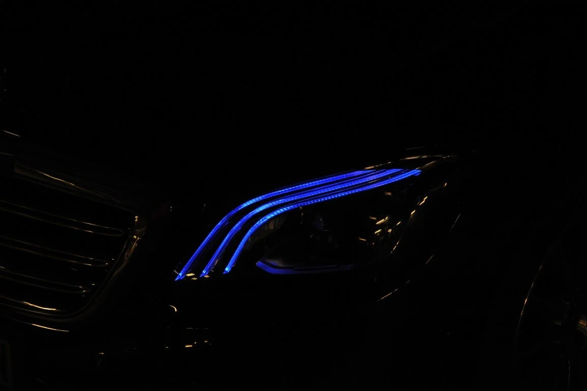 Nowe, efektowne światła podczas podchodzenia do auta i oddalania od niego przez chwilę świecą na niebiesko.