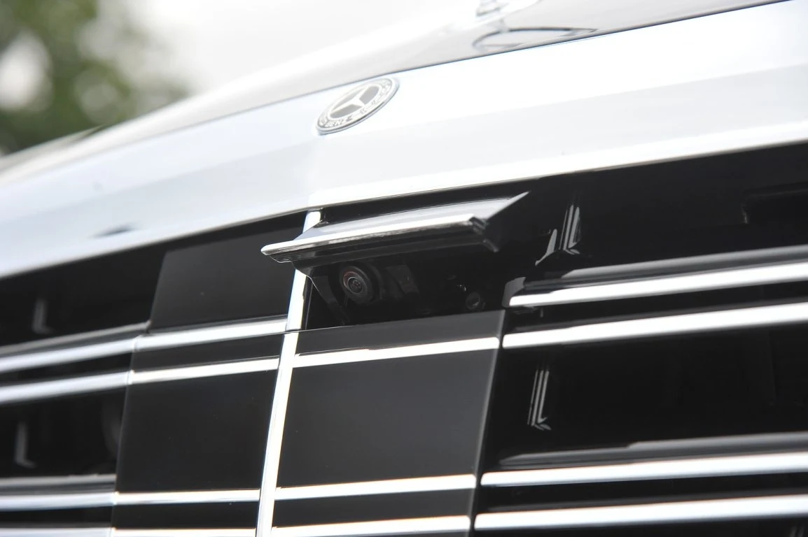 W grillu są dwie kamery. Ta, będąca częścią systemu kamer 360º, jest wysuwana. Sąsiednia (podczerwona do asystenta jazdy nocnej) ma własny spryskiwacz.