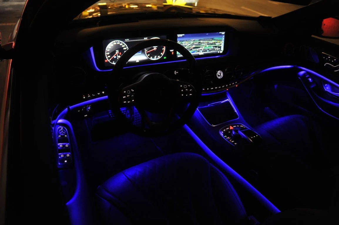 Oświetlenie nastrojowe delikatnie, ale efektownie rozświetla wnętrze, dając kierowcy wybór 7 kolorów.