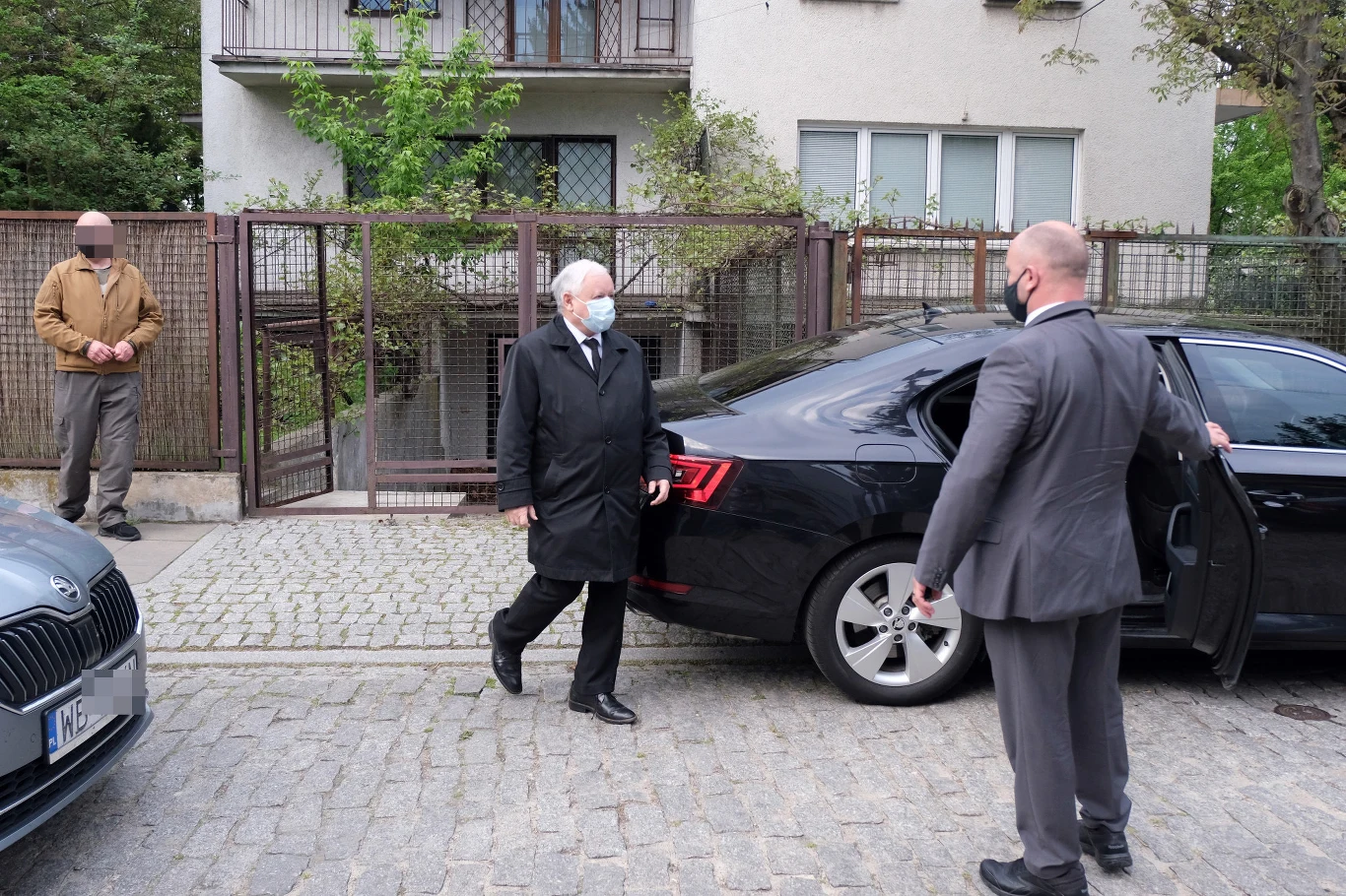 Jarosław Kaczyński wychodzi z domu Jarosław Kaczyński wychodzi z domu