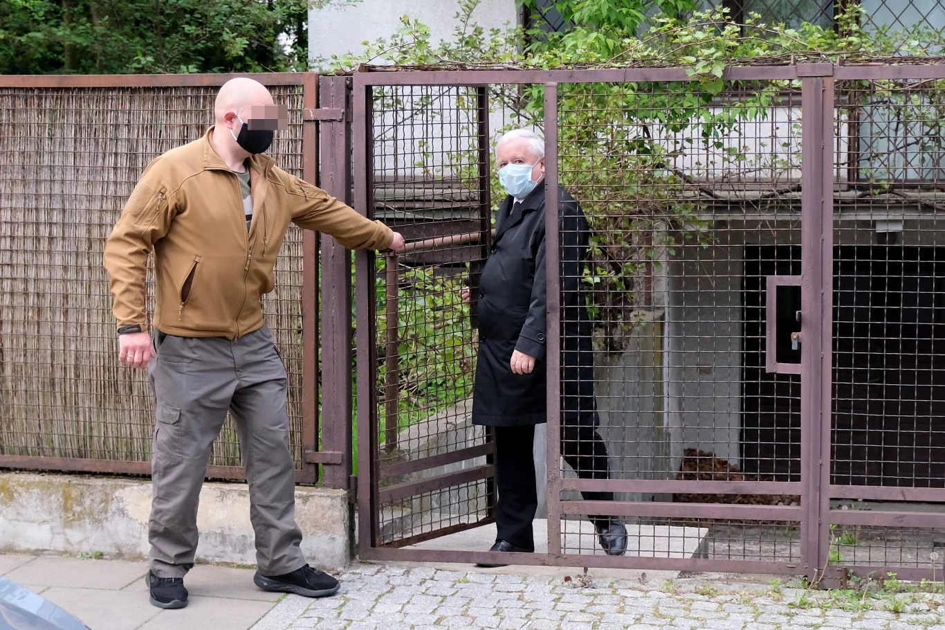 Jarosław Kaczyński wychodzi z domu Jarosław Kaczyński wychodzi z domu