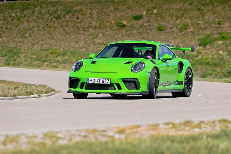 W GT3 RS wszystko podporządkowano jeździe. Dlatego korzysta ono m.in. z elektronicznie kontrolowanych poduszek silnika czy ze sportowego mechanizmu różnicowego. 