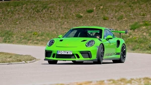 W GT3 RS wszystko podporządkowano jeździe. Dlatego korzysta ono m.in. z elektronicznie kontrolowanych poduszek silnika czy ze sportowego mechanizmu różnicowego. 