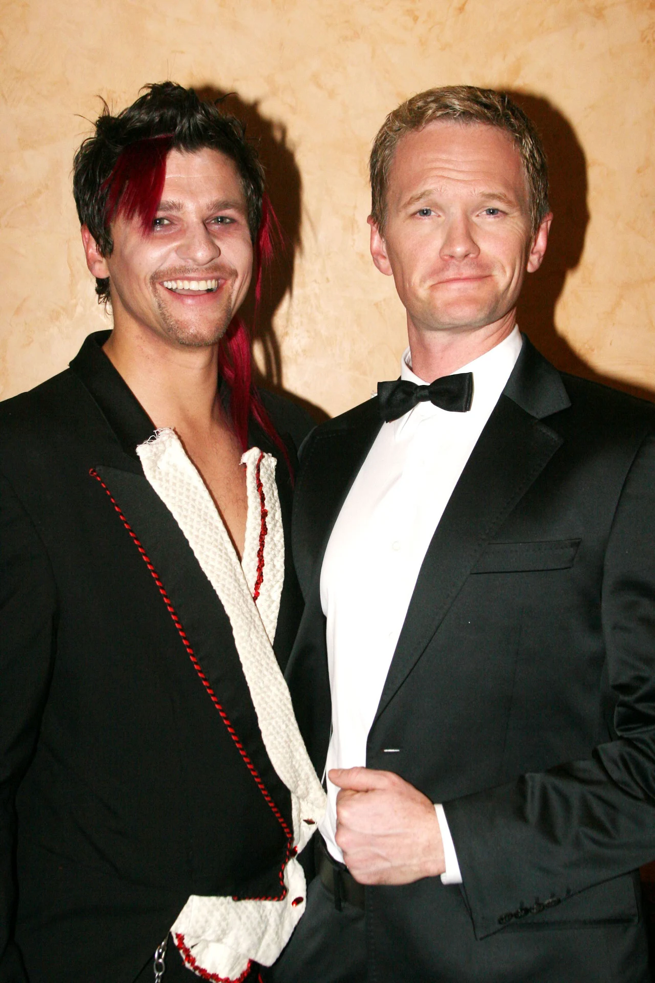 „Jedną z rzeczy, które sprawiają, że wciąż jesteśmy razem, jest to, że obaj definiujemy związek jako coś, czego nie da się zdefiniować” – mówi Neil Patrick Harris, który od ponad szesnastu lat związany jest z Davidem Burtką. „Małżeństwo nigdy nie jest takie samo. Kiedy uprawiasz seks tylko z jedną osobą, staje się to zbędne. Próbujesz innych rzeczy, a pewnego dnia okazuje się, że nie lubicie się nawzajem i nie jesteście dla siebie atrakcyjni. Musicie więc znaleźć sposób na to, by ponownie stać się dla siebie atrakcyjnymi. Choć w inny sposób niż wcześniej, bo jesteście już starsi. Wtedy w dziwny sposób zakochujecie się w sobie znów i znów” – dodaje, wskazując na to, że gdy ponownie zakocha się w duszy partnera, razem z tym przychodzi z powrotem miłość cielesna.

(PAP Life)