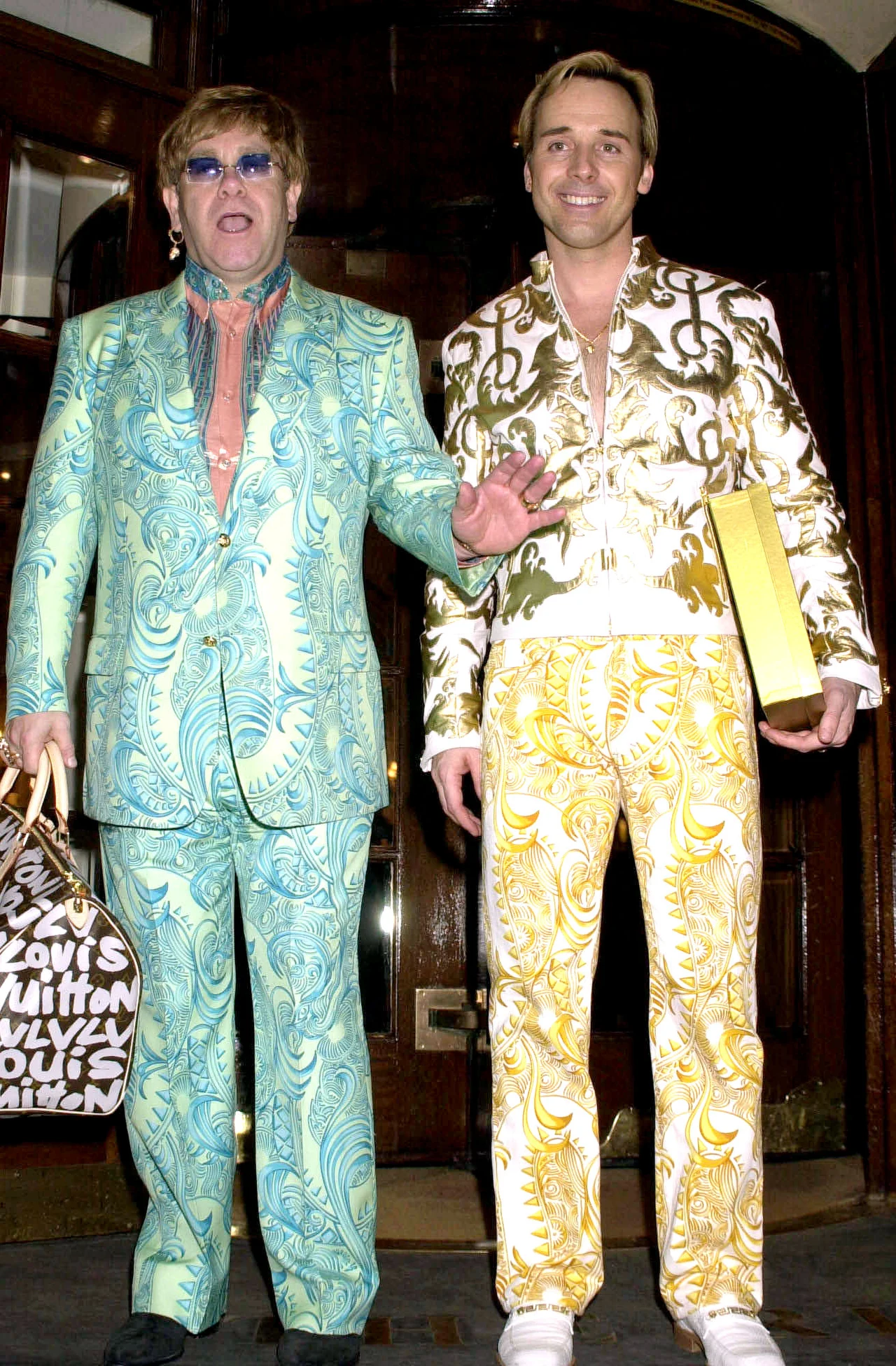 „Jest coś uduchowionego w ręcznym piśmie. Listy są szansą na podsumowanie wydarzeń tygodnia i przygotowanie się na nadchodzący tydzień” – twierdzi mąż Eltona Johna, David Furnish. Obaj w każdą sobotę, niezależnie od tego czy są razem czy osobno, wysyłają do siebie krótkie listy. „To część sukcesu i długiego związku. Komunikacja jest najważniejsza” – nie ma wątpliwości Furnish.

(PAP Life)