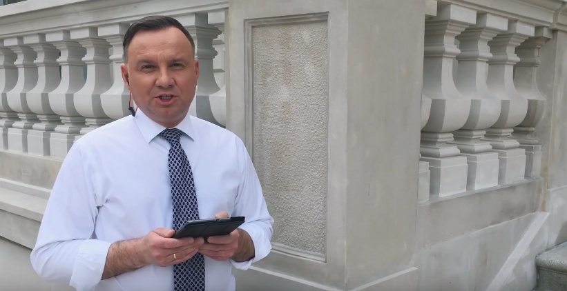 Andrzej Duda w trakcie rapowania zwrotki  w ramach akcji #Hot16Challange2 /Youtube