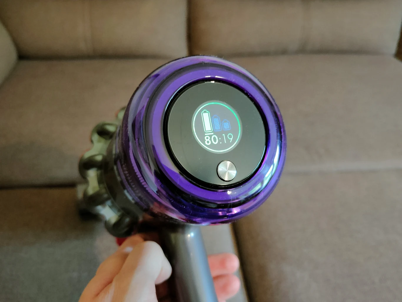 Ekran LCD informuje o tym, ile zostało nam czasu pracy odkurzacza. Da nam również znać, że np. trzeba wyczyścić filtr Ekran LCD informuje o tym, ile zostało nam czasu pracy odkurzacza. Da nam również znać, że np. trzeba wyczyścić filtr