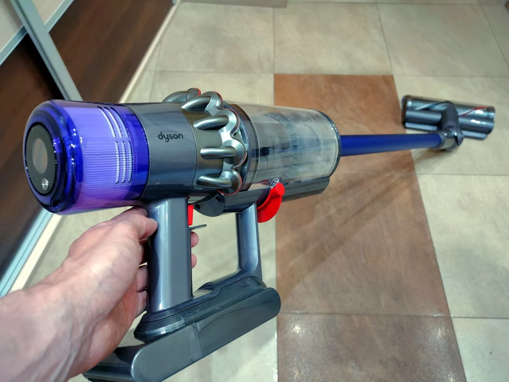 Dyson V11 Absolute Extra Pro  - trzeba się przyzwyczaić do jego "prowadzenia", ale nie jest to duży problem