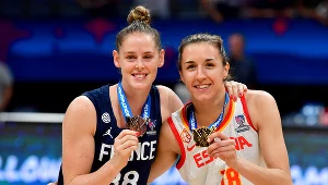 Reprezentantka Francji Sara Chevaugeon (po lewej) i reprezentantka Hiszpanii Queralt Casas