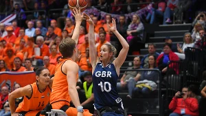 Amy Conroy (z numerem 10)