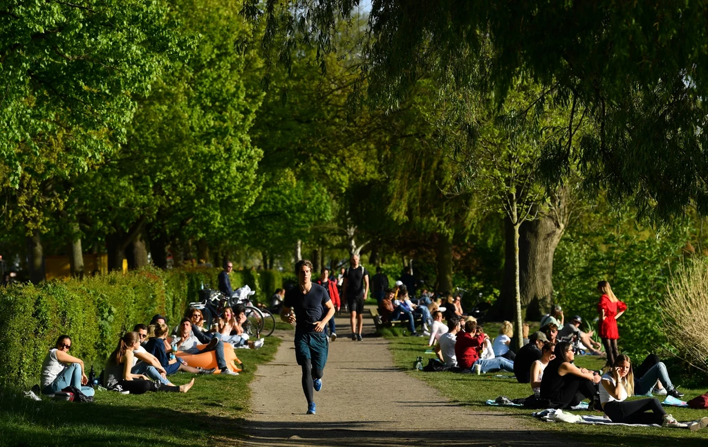Ekspert jako przykład kraju, w którym po złagodzeniu restrykcji doszło do ponownego wzrostu zakażeń, podał m.in. Niemcy. Na zdjęciu: Mieszkańcy Hamburga, 8 maja 2020 r. Ekspert jako przykład kraju, w którym po złagodzeniu restrykcji doszło do ponownego wzrostu zakażeń, podał m.in. Niemcy. Na zdjęciu: Mieszkańcy Hamburga, 8 maja 2020 r.