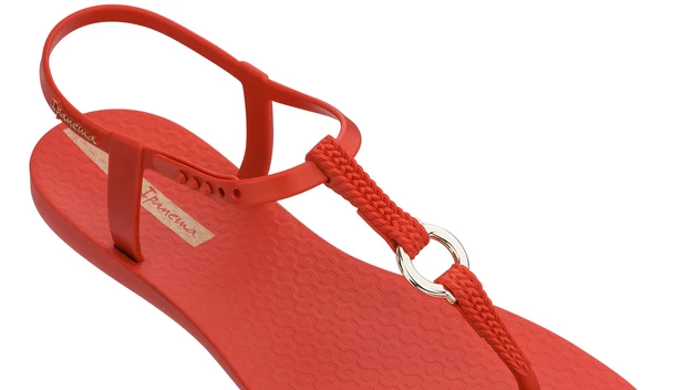 CHARM VII SANDAL FEM - Plecionki nadal nie wychodzą z mody. W tym modelu zostały połączone z dekoracyjnym, metalowym kółeczkiem, które oryginalnie spina kolorowe elementy sandałków. W połączeniu z barwnym, letnim pedicure, sprawią, że stylizacja nabierze zupełnie nowego wymiaru. Cena: 99,99 zł