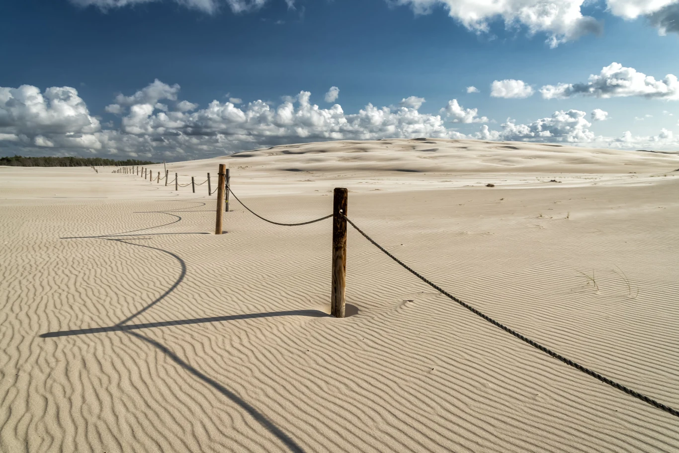 Łeba słynie z ruchomych wydm położonych na terenie Słowińskiego Parku Narodowego. Odwiedzając miasto, nie sposób zrezygnować z podziwiania tego niezwykłego zjawiska. Ale Łeba ma także piaszczystą plażę położoną ok. trzy kilometry od centrum miasta. Wyróżnia się ona czystością, łagodnym zejściem do wody i długością (ok. sześć kilometrów). Każdy znajdzie więc tutaj miejsce dla siebie. 