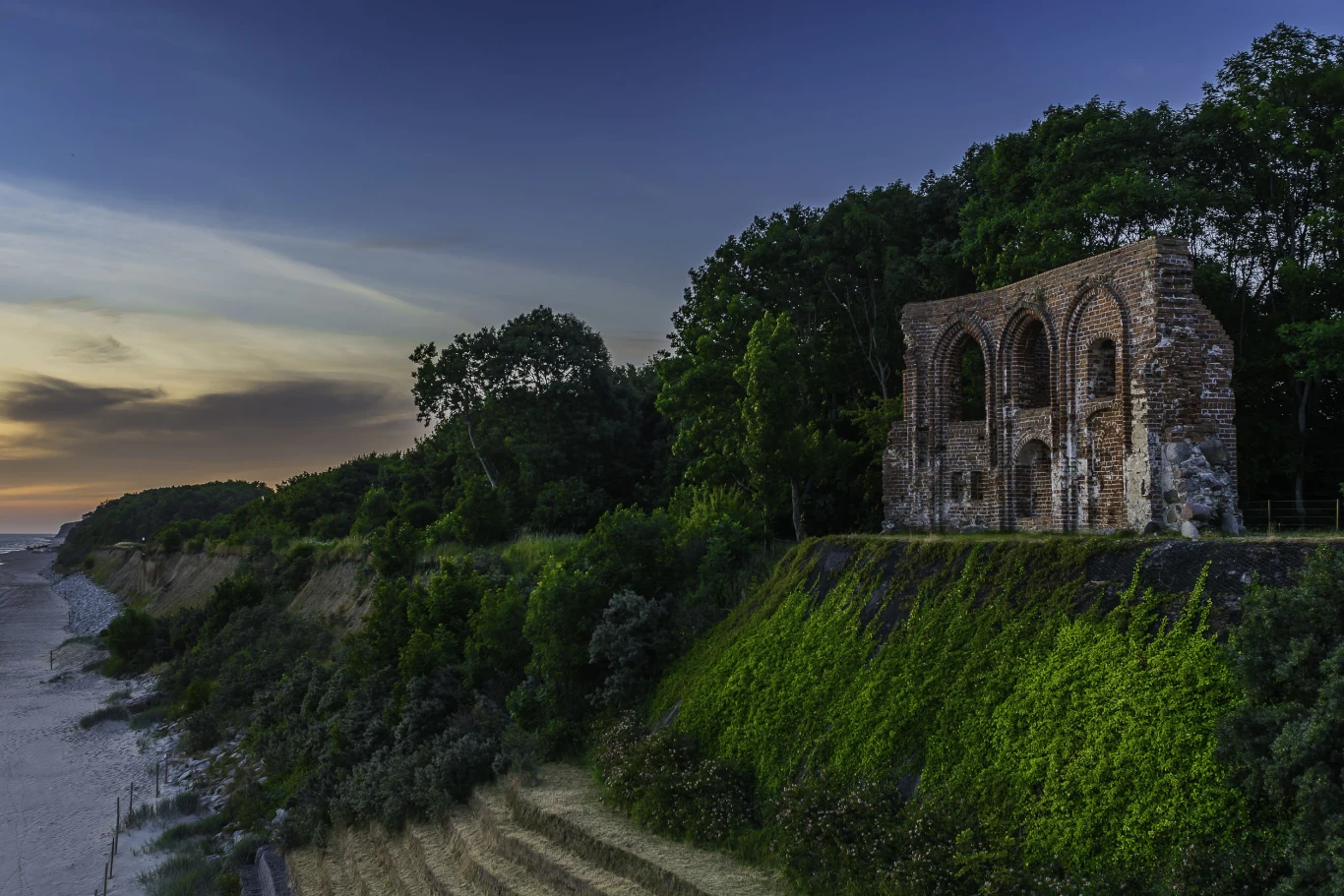Nad piaszczystą plażą w Trzęsaczu góruje, porośnięty zielenią, stromy klif z kilkusetletnimi ruinami gotyckiej świątyni. Dlatego tutejszego krajobrazu nie da się pomylić z żadnym innym. Plaża w Trzęsaczu regularnie jest nagradzana prestiżowym certyfikatem Błękitnej Flagi i króluje w innych rankingach. Dużą popularnością wśród turystów cieszy się platforma widokowa, z której podziwiać można zachody słońca.