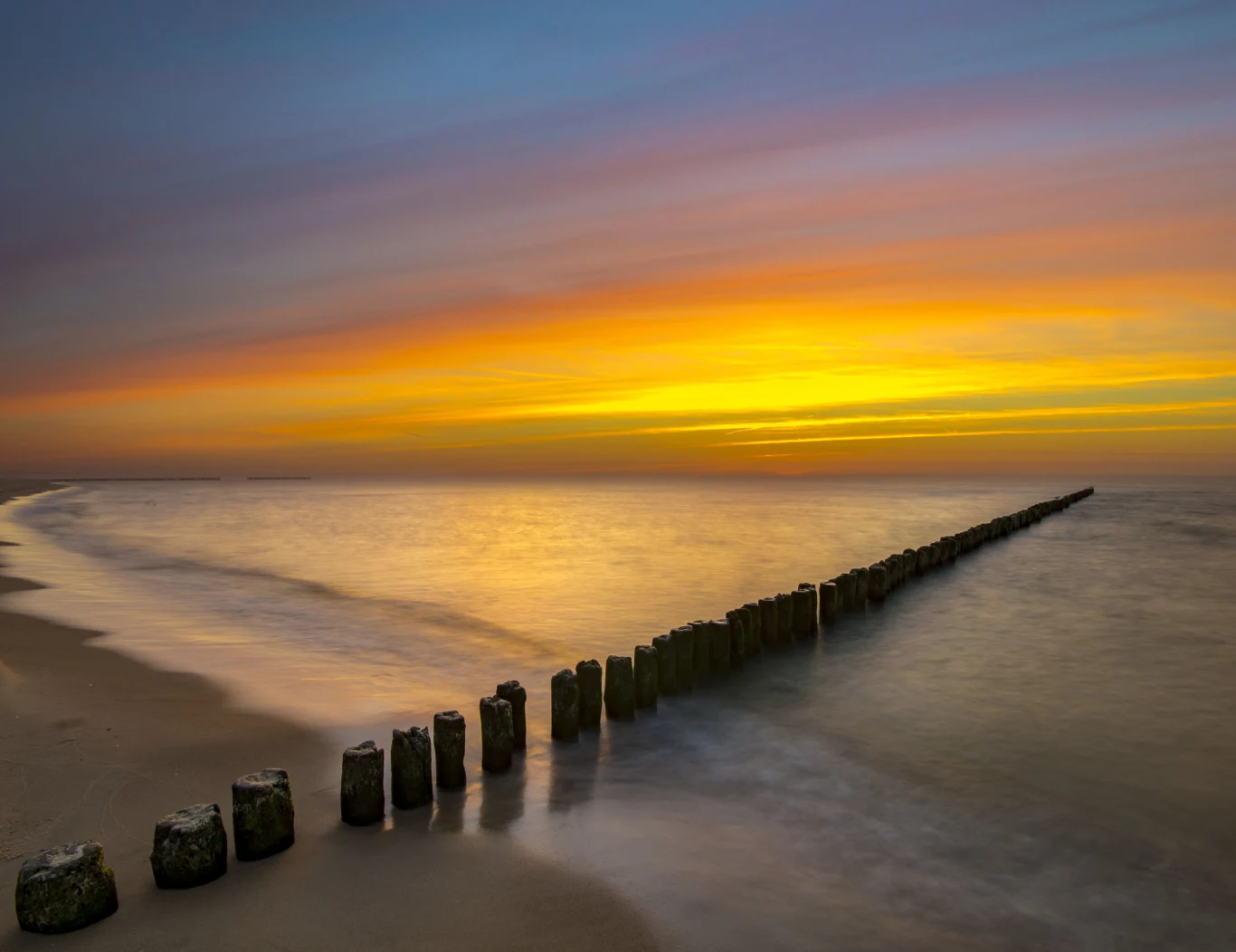 Plaża w Rewalu to idealne miejsce dla rodzin z dziećmi. Nic dziwnego: jest wszak długa (na 3,5 km), szeroka (50 m), piaszczysta i położona zaledwie 150 m od centrum miasta. Oprócz tego nie brakuje na niej rozmaitych atrakcji: dmuchańców czy trampolin. Bez problemu można też wypożyczyć sprzęt wodny (np. skutery). 