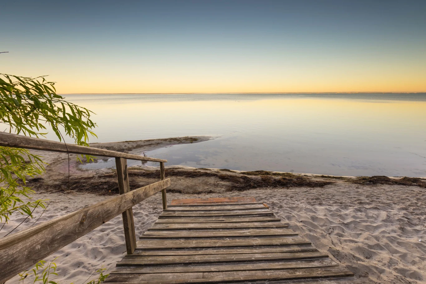 Dzięki położeniu i, dość silnym, wiatrom, piasek na plaży w Jastarni wyróżnia się czystością i miękkością. To miejsce cieszy się popularnością wśród miłośników sportów wodnych, szczególnie windsurfingu. Liczne szkółki zachęcają do rozpoczęcia przygody z deską także debiutantów. Dodatkowymi atrakcjami są latarnia morska oraz molo. 