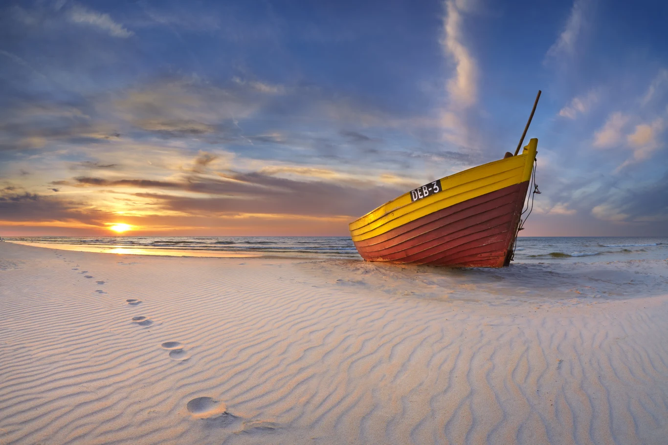  Uznaniem cieszy się również, druga pod względem szerokości, plaża w Dębkach z drobnym, złocistym piaskiem. Nawet w szczycie sezonu nie ma tu tłoku (miejscowość jest niewielka, plaża zaś bardzo duża) i każdy bez problemu znajdzie dla siebie miejsce. Na niektórych odcinkach czuć świetnie będą się imprezowicze, na innych samotnicy, plaża jest bowiem bardzo zróżnicowana. Jest tu również przystań rybacka, w której można kupić świeże ryby prosto z łodzi.